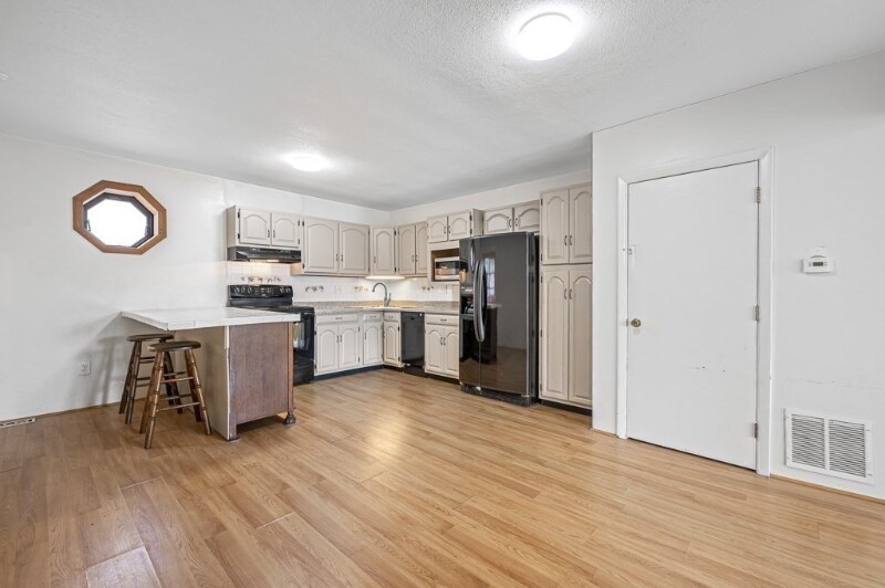 Building Photo - 98 Linwood St