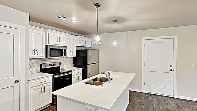 Building Photo - 3 Bedroom 2 Bath Duplex Near Tinker AFB!