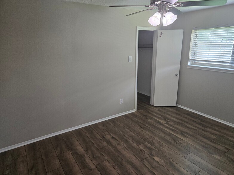 Building Photo - 3002 Jenny Dr