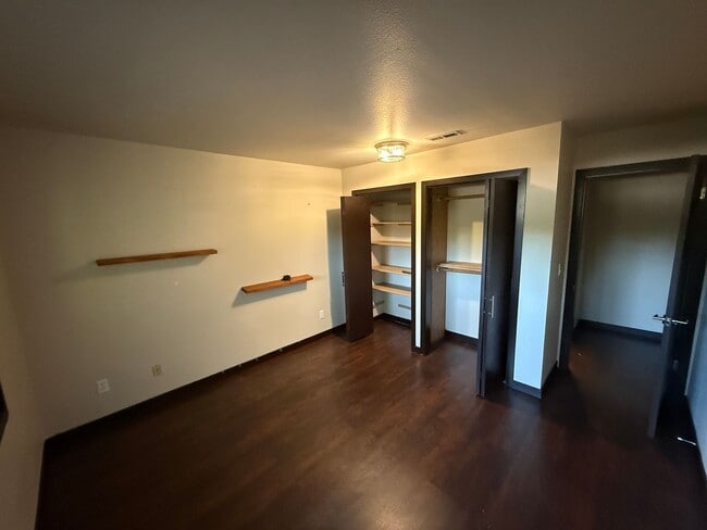 Building Photo - Beautifully Updated Spacious Townhome!