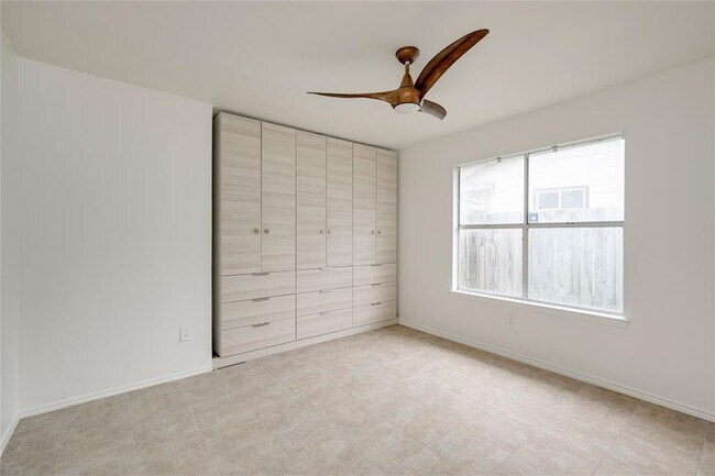 Building Photo - 16302 Bates Cove