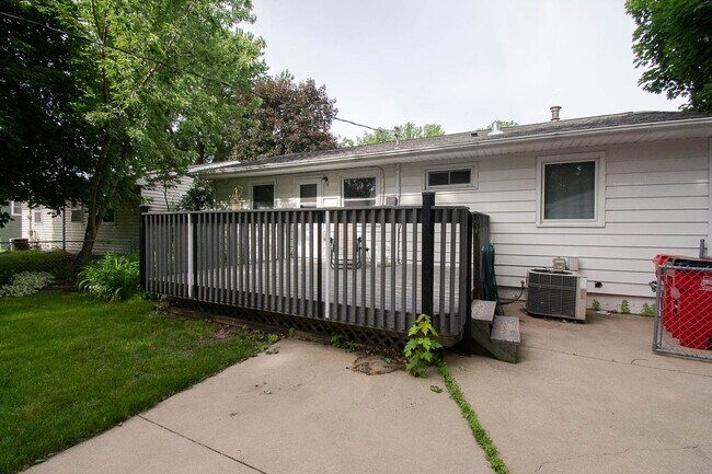 Building Photo - 3 Bedroom 1.5 Bath Available For Rent In Country Club Manor