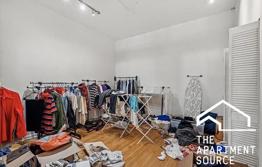 Building Photo - 2416 W North Ave