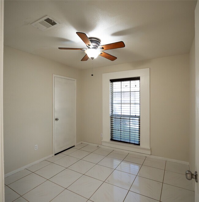 Building Photo - 3343 Bandell Dr