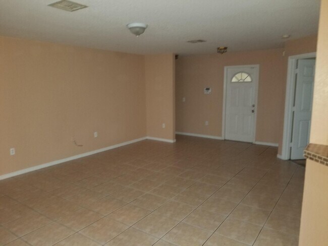 Building Photo - 8804 NW 38th Dr