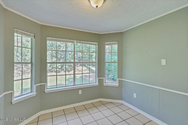 Building Photo - 2128-1000 Oaks Dr