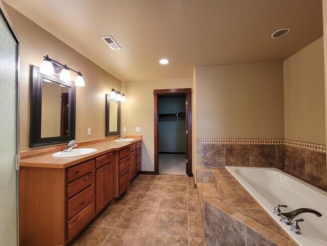 Building Photo - 1624 Gale Ct