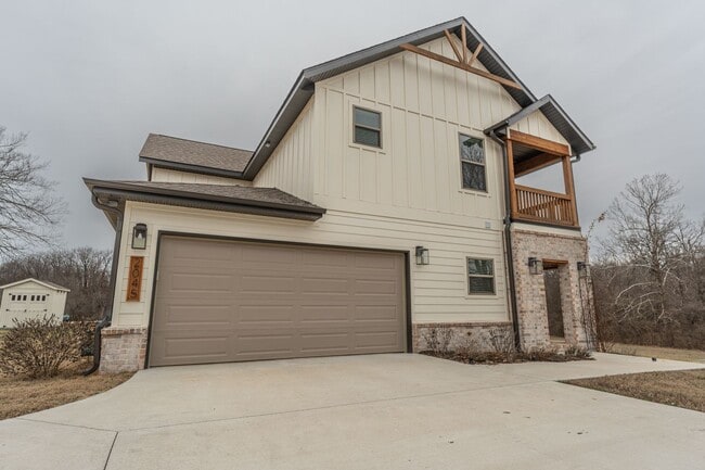 Building Photo - Beautiful Home on Two Acres