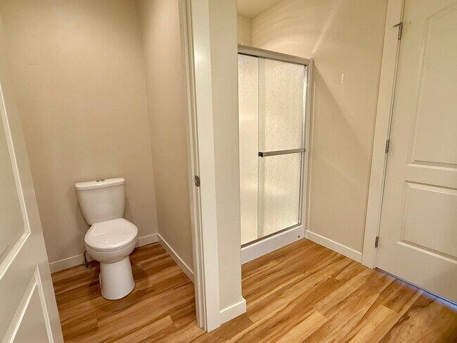 Building Photo - 4 Bedroom Home: Fenced Backyard & Great Location!