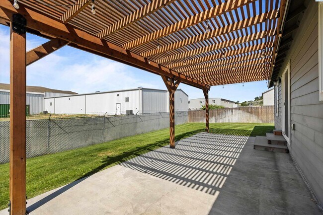 Building Photo - 4 BED HOME FOR RENT IN BENTON CITY MOVE-IN...