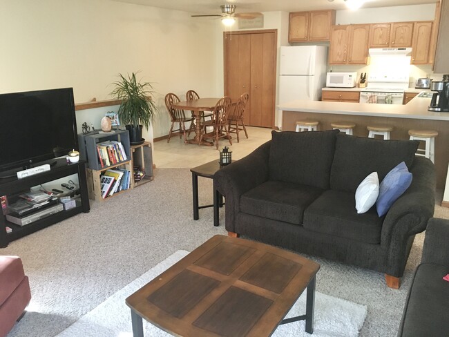 Building Photo - 261-267 Meadowside Dr