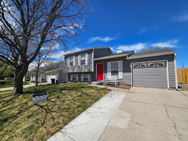 Primary Photo - Spacious 4-Bedroom Aurora Home with Garage...