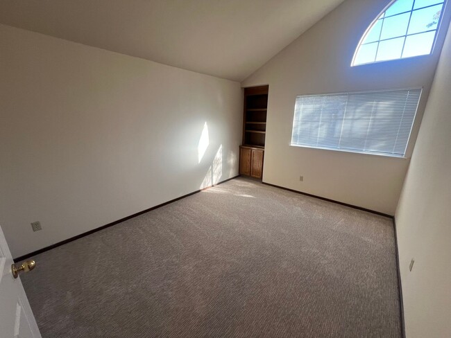 Building Photo - Spacious 3 bed 2.5 bath home in Mountain View. Must see!