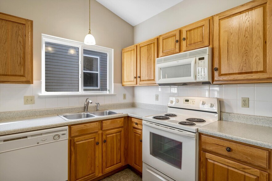 Building Photo - 1583 Briarchase Dr