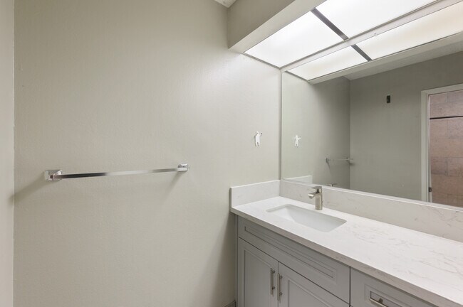 Building Photo - 6716 Clybourn Ave