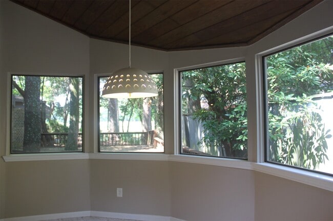 Building Photo - 3126 E Lake Cres Dr