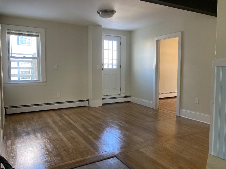 Building Photo - 28 1/2 grove