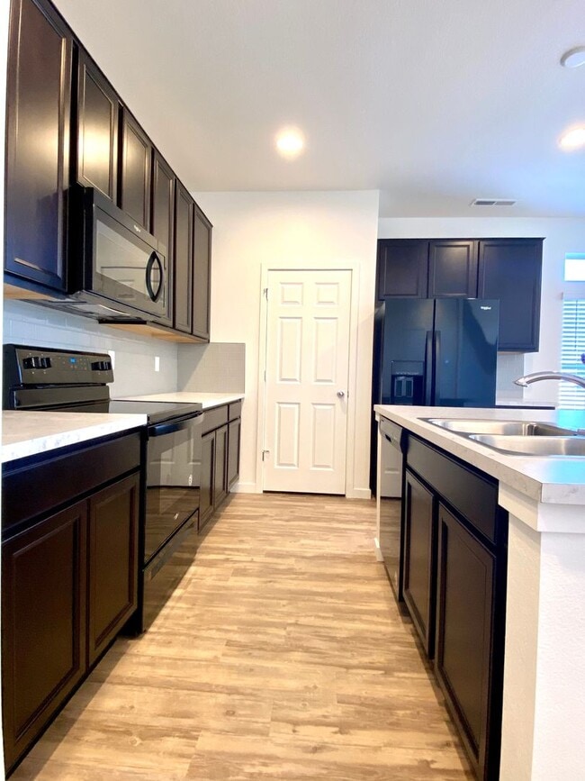 Building Photo - Beautifully built townhome in Banning Lewis Ranch ready Now!!