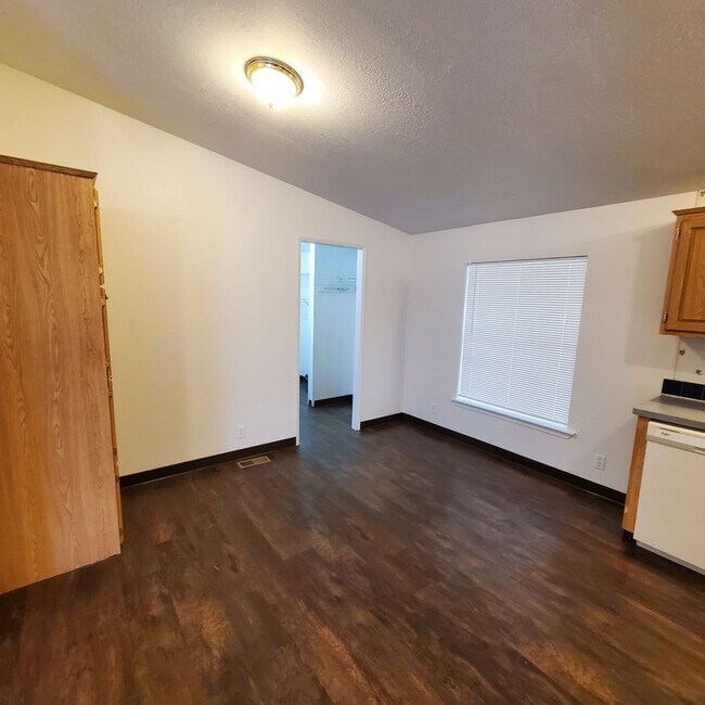 Building Photo - Pet Friendly 3 Bed : 2Bath Home w/ a Carport