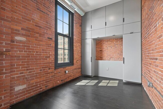 Building Photo - 319 A St