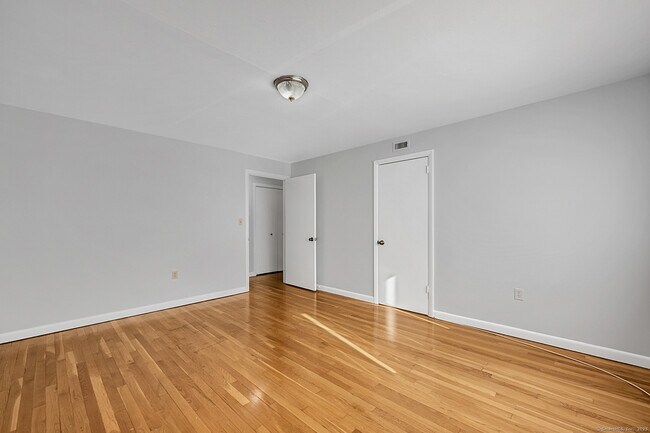 Building Photo - 9 Concord St