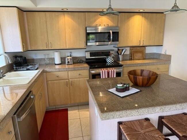 Building Photo - Maui Meadows- beautifully renovated 2-bedroom, 2-bath private cottage