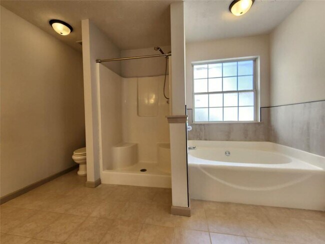 Building Photo - 424 Village Bluff Dr