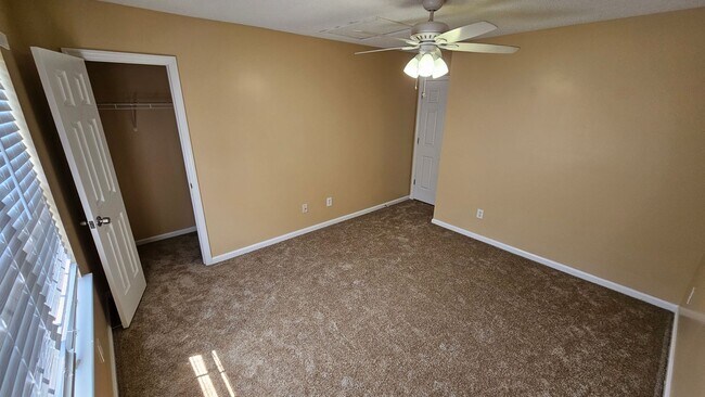Building Photo - 3 Bedroom 2 Bath Townhouse