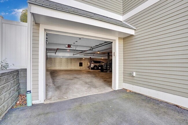 Building Photo - 213 E Eagle St
