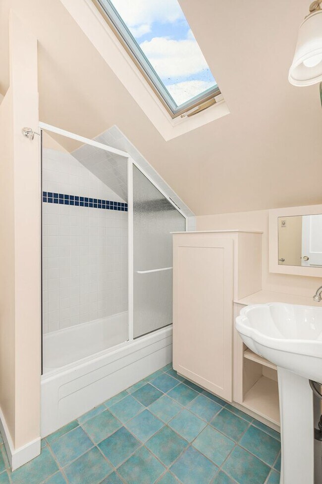 Building Photo - Beautiful 4 Bedroom Near U Village