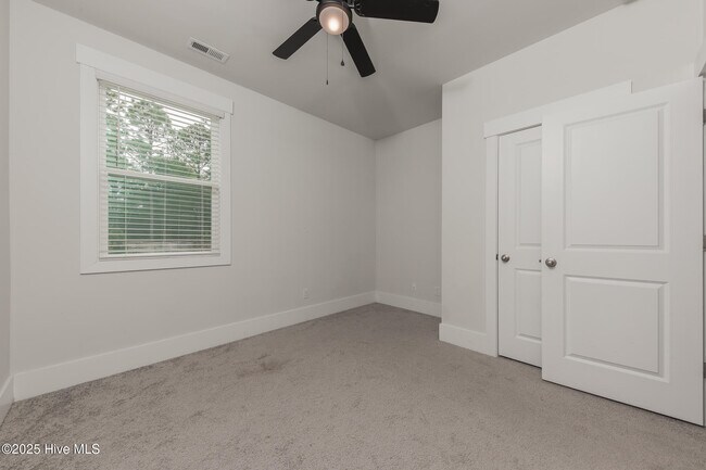 Building Photo - 221 Salt Mdw Ln