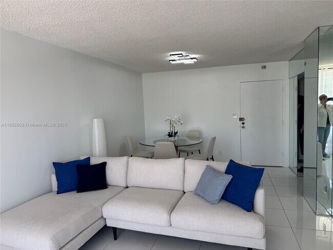 Building Photo - 3113 S Ocean Dr