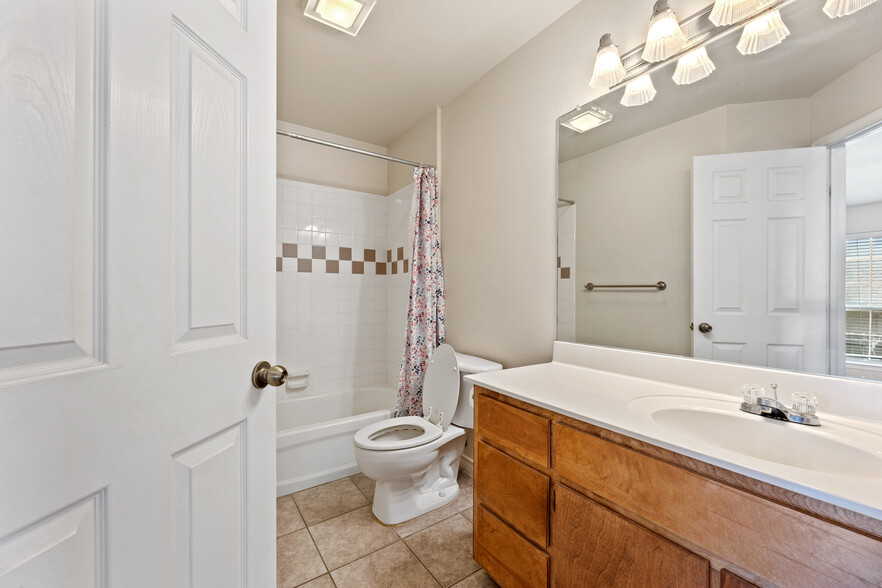 Building Photo - 102 Sendero Dr