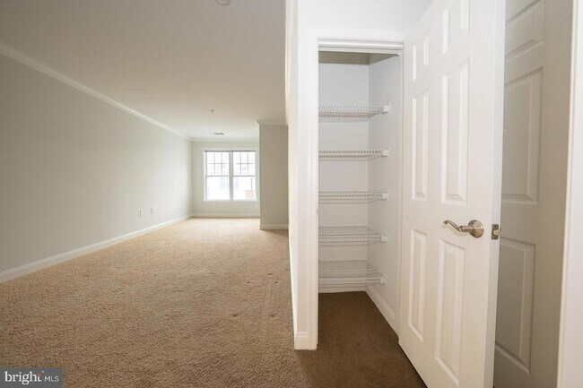 Building Photo - 300 W Elm St