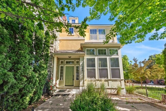 Building Photo - Stylish Multi-Level Condo in West Boise