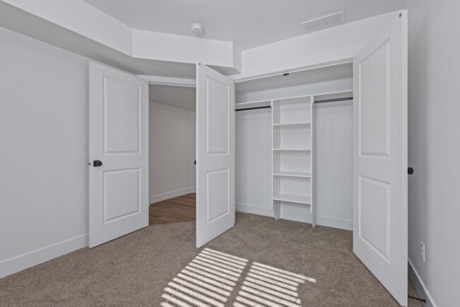 Building Photo - B524AG