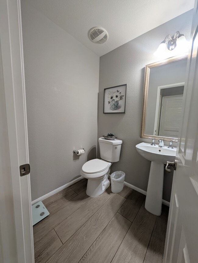 Building Photo - Stunning Modern End Unit Tri Level Condo i...