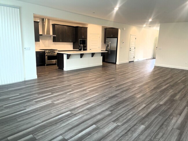 Building Photo - 5 Bedrooms Home in Russell Ranch