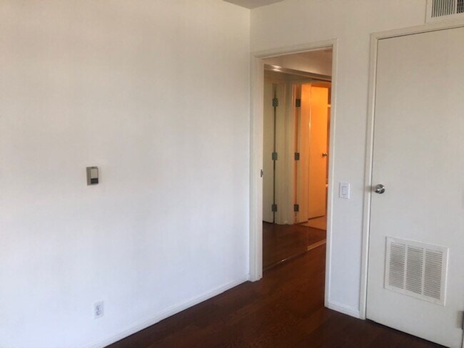 Building Photo - Large 1 bedroom 1 bath in Luxury High Rise...