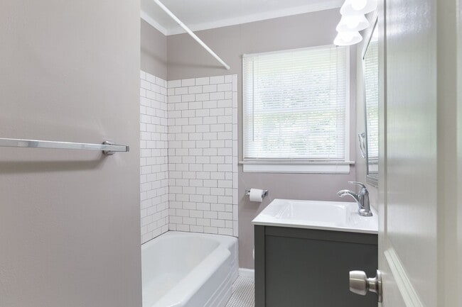 Building Photo - Charming Renovated Bungalow in Grove Park ...