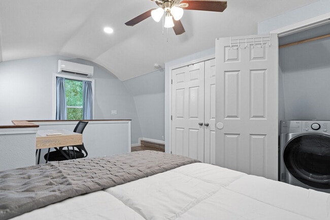 Building Photo - 2 Mead Dr