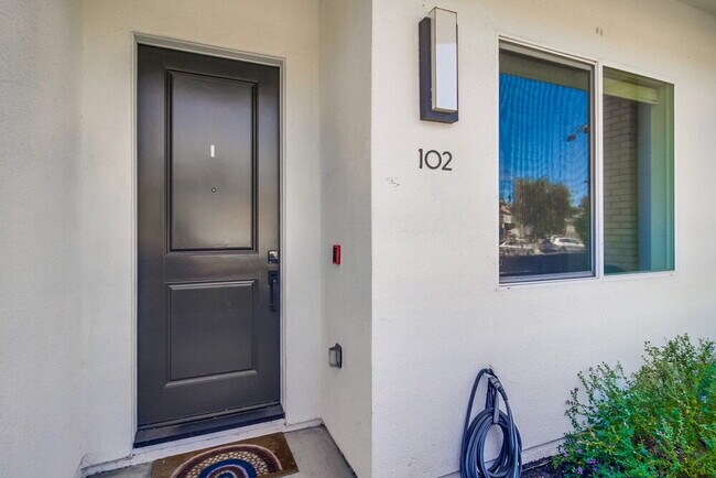 Building Photo - Welcome to your modern La Mesa townhome with solar!
