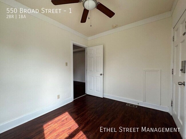 Building Photo - 550 Broad St