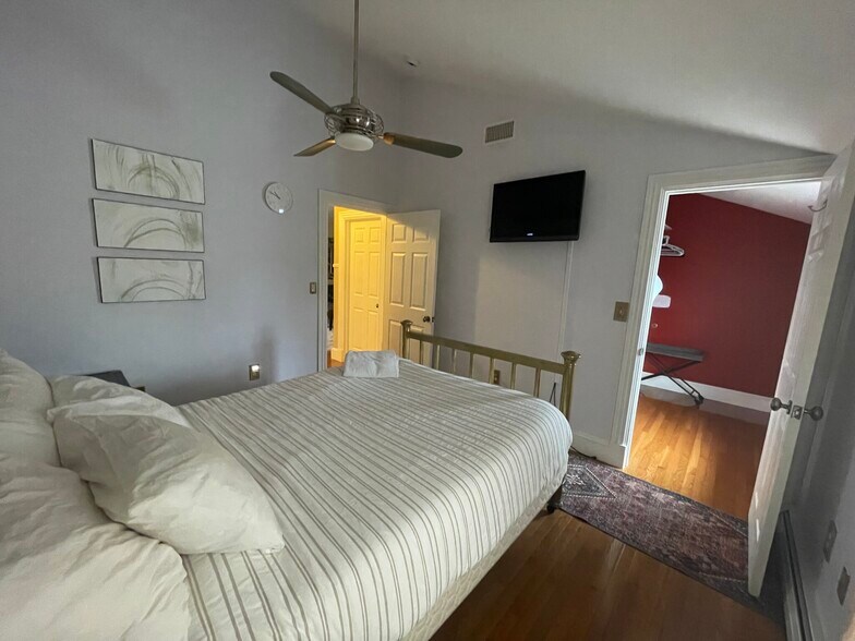 Building Photo - 14 Oak St