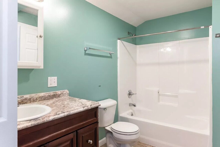 Building Photo - 554 Lake Ave