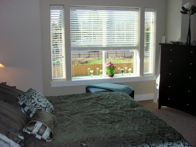 Building Photo - 3BDRM 2.5BTH Condo Duplex, Attached Garage...