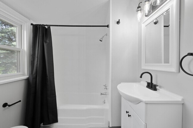 Building Photo - Charming 2 bedroom home in Versailles available August 1!