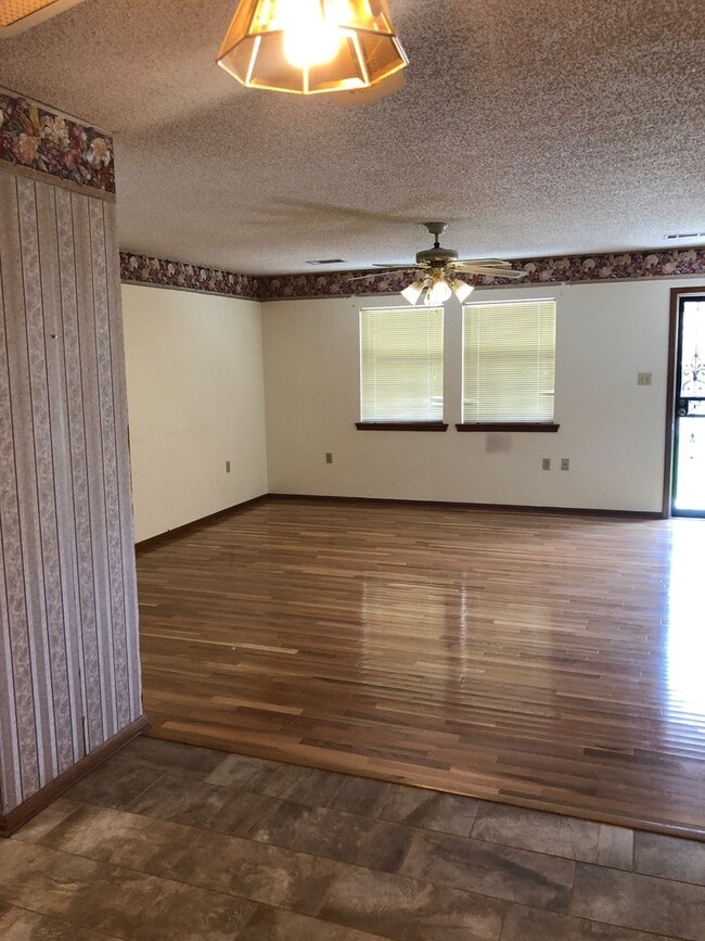 Building Photo - Questions call Peggy Goodman 501 676 1758