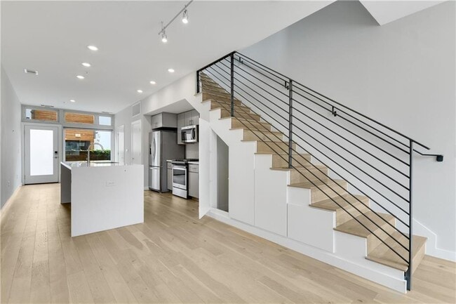 Building Photo - 2002 E 7th St