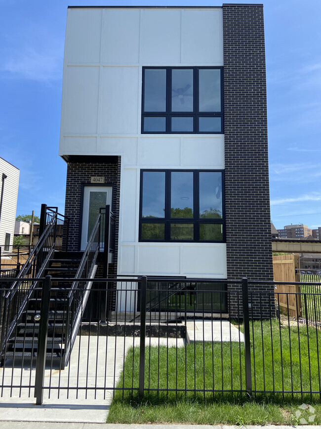 Building Photo - 4047 S Prairie Ave